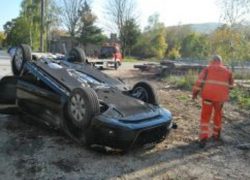 Narazil do stromu a prevrátil sa na strechu Audi