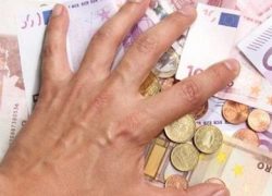 Sľubovala trvalý vzťah, žiadala peniaze Peniaze