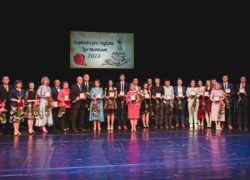 Kraj po 13-krát ocenil najúspešnejších pedagógov a žiakov. Za Vranov si ocenenie prevzali M. Chrapeková a Š. Gdovec z OA Ocenení